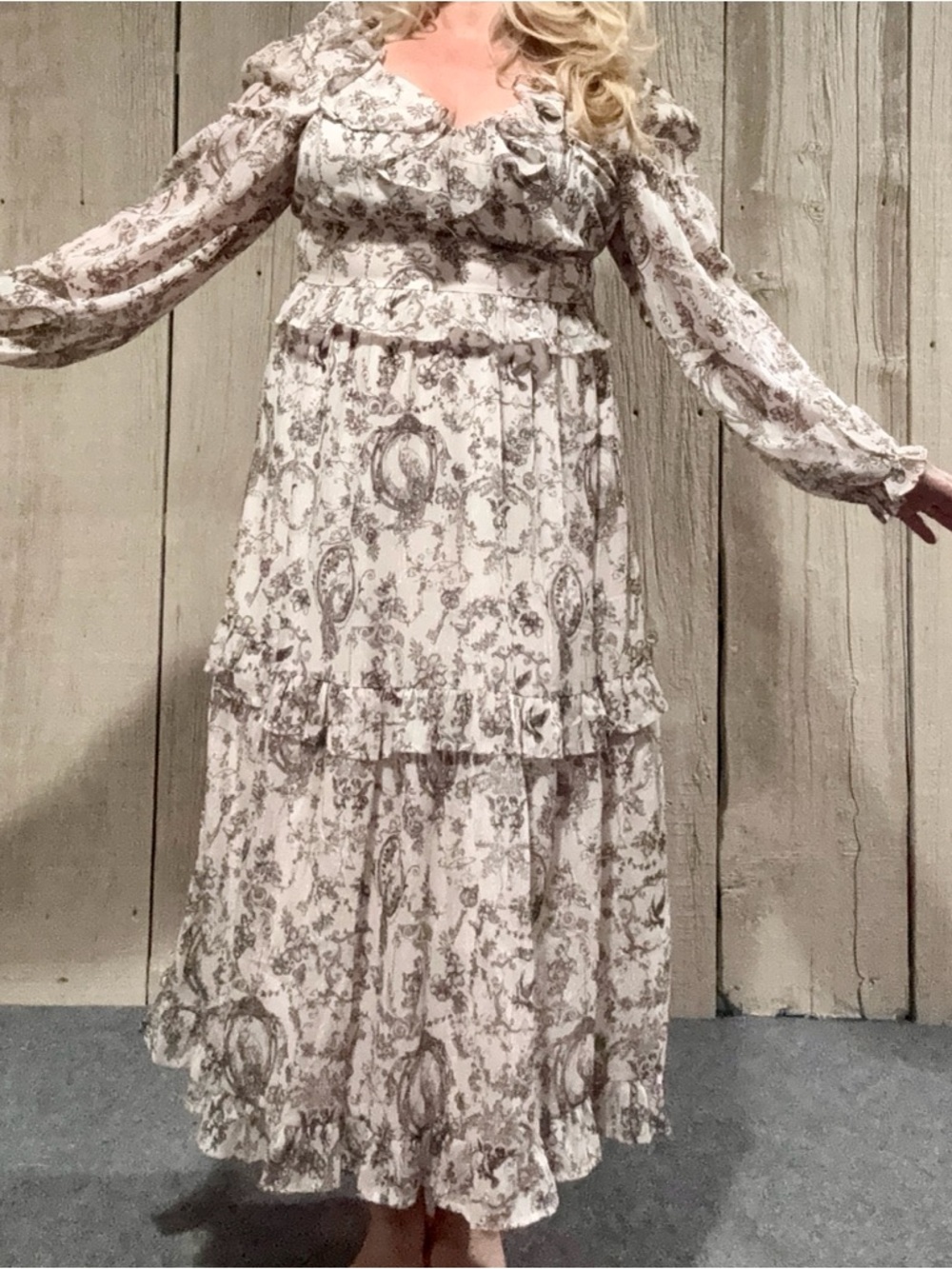 Francesca’s Tiered Ruffle Dress in Ivory, Gold stitching Peacock Sz L Flowy EUC